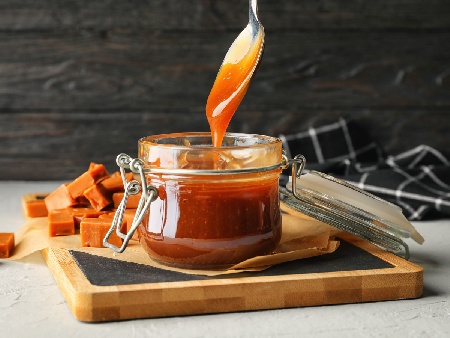 Бърз и лесен карамелен сос със захар, масло и течна готварска сметана